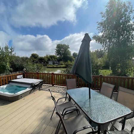 Luxury Lakeside Lodge L1 With Hot Tub Situated At Tattershall Lakes Country Park Kültér fotó