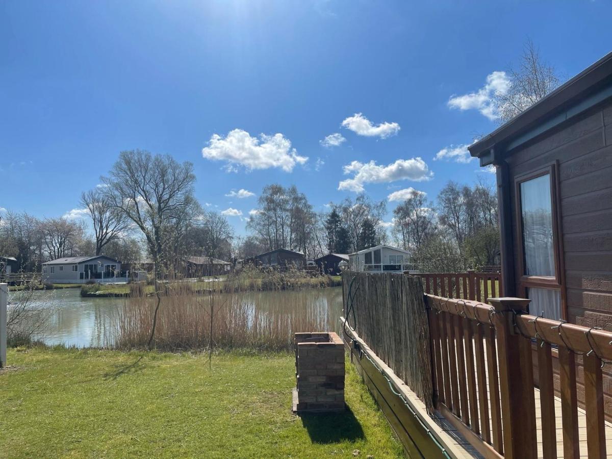 Luxury Lakeside Lodge L1 With Hot Tub Situated At Tattershall Lakes Country Park Kültér fotó