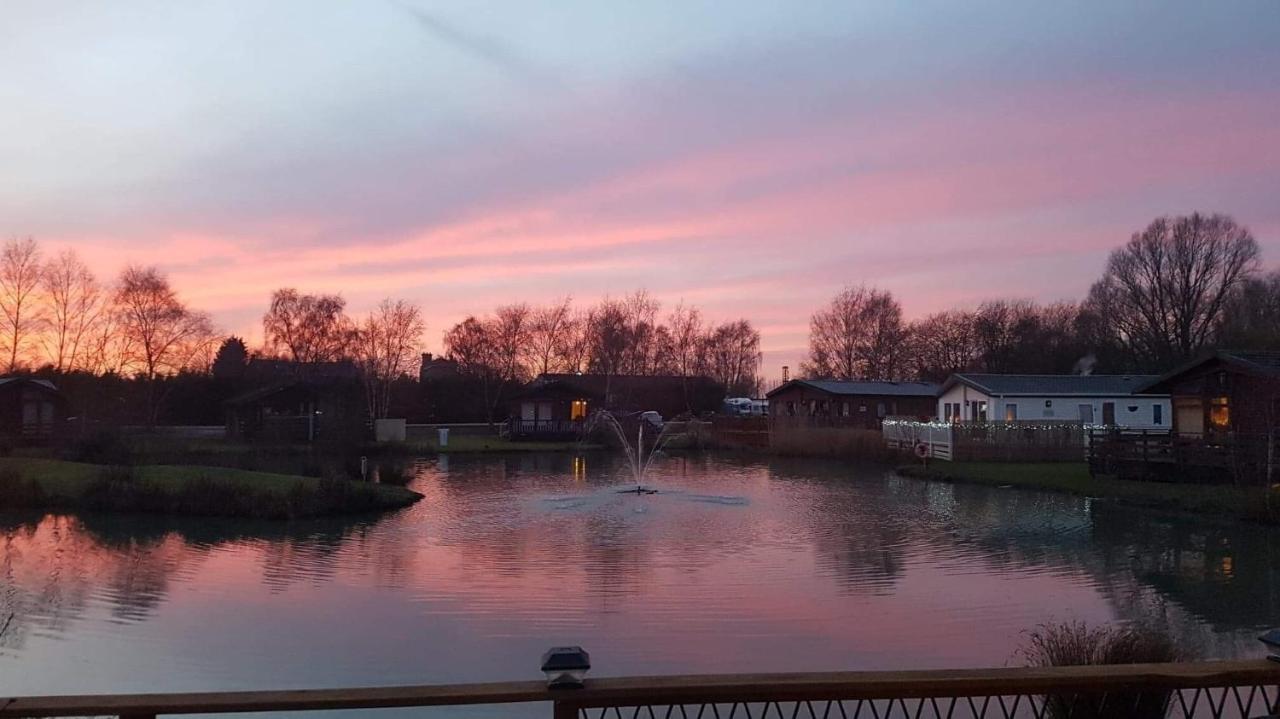 Luxury Lakeside Lodge L1 With Hot Tub Situated At Tattershall Lakes Country Park Kültér fotó