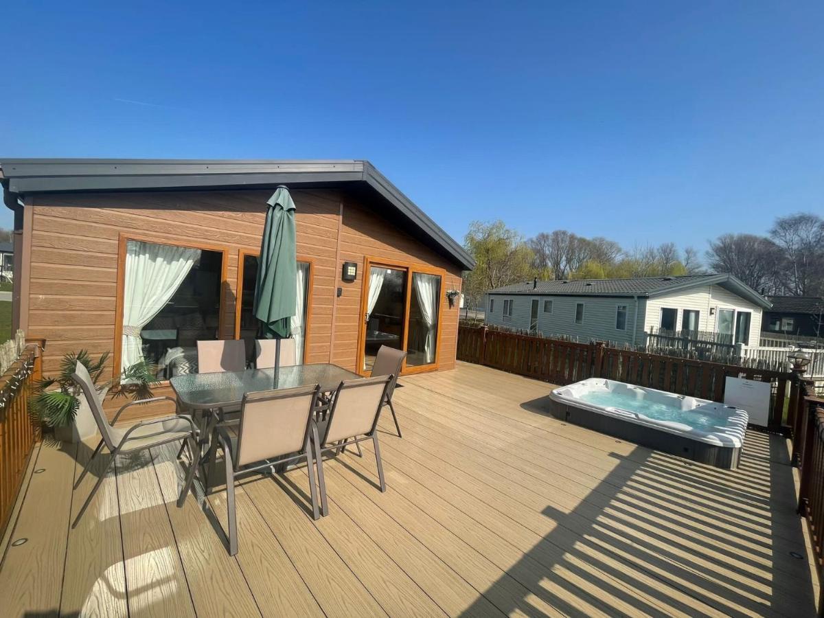 Luxury Lakeside Lodge L1 With Hot Tub Situated At Tattershall Lakes Country Park Kültér fotó