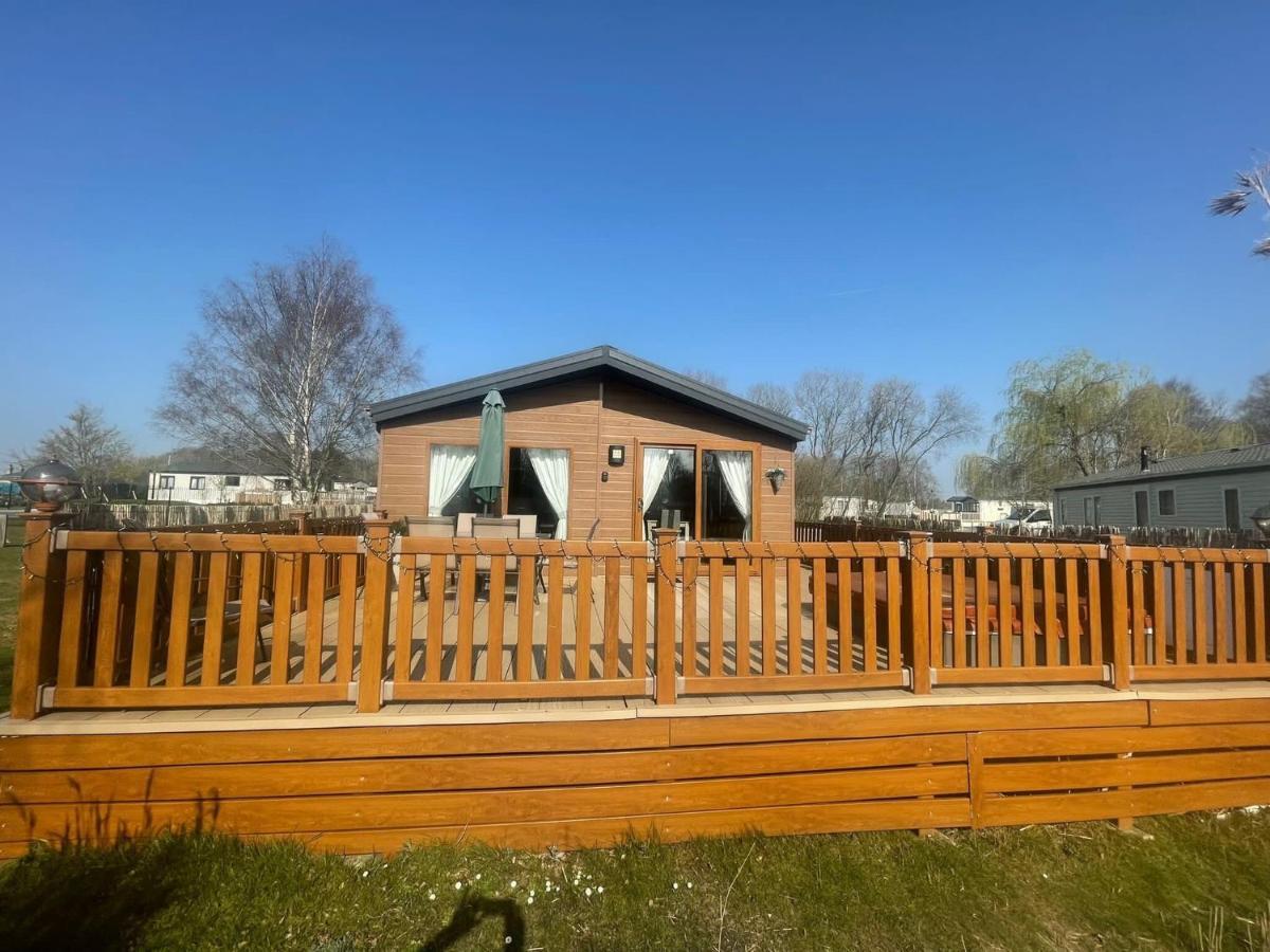Luxury Lakeside Lodge L1 With Hot Tub Situated At Tattershall Lakes Country Park Kültér fotó