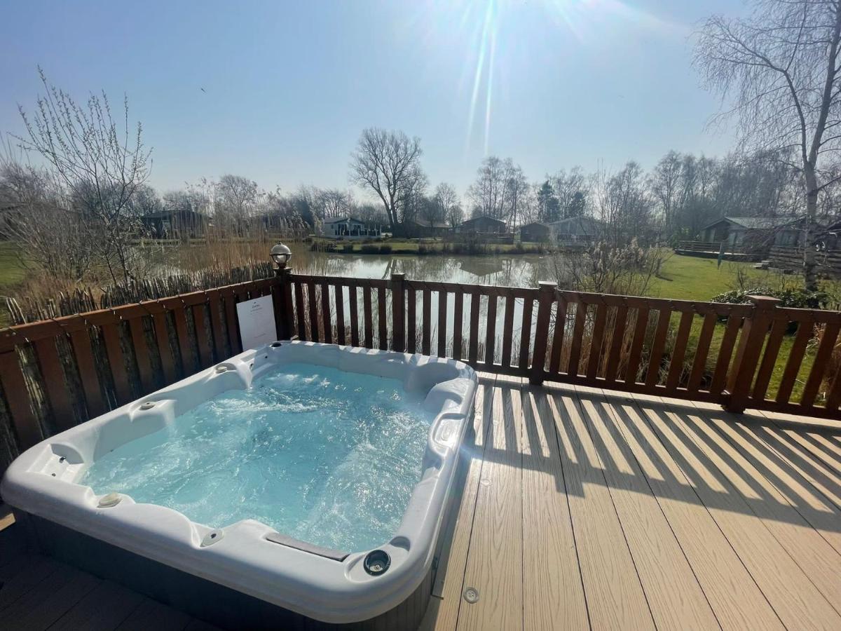 Luxury Lakeside Lodge L1 With Hot Tub Situated At Tattershall Lakes Country Park Kültér fotó