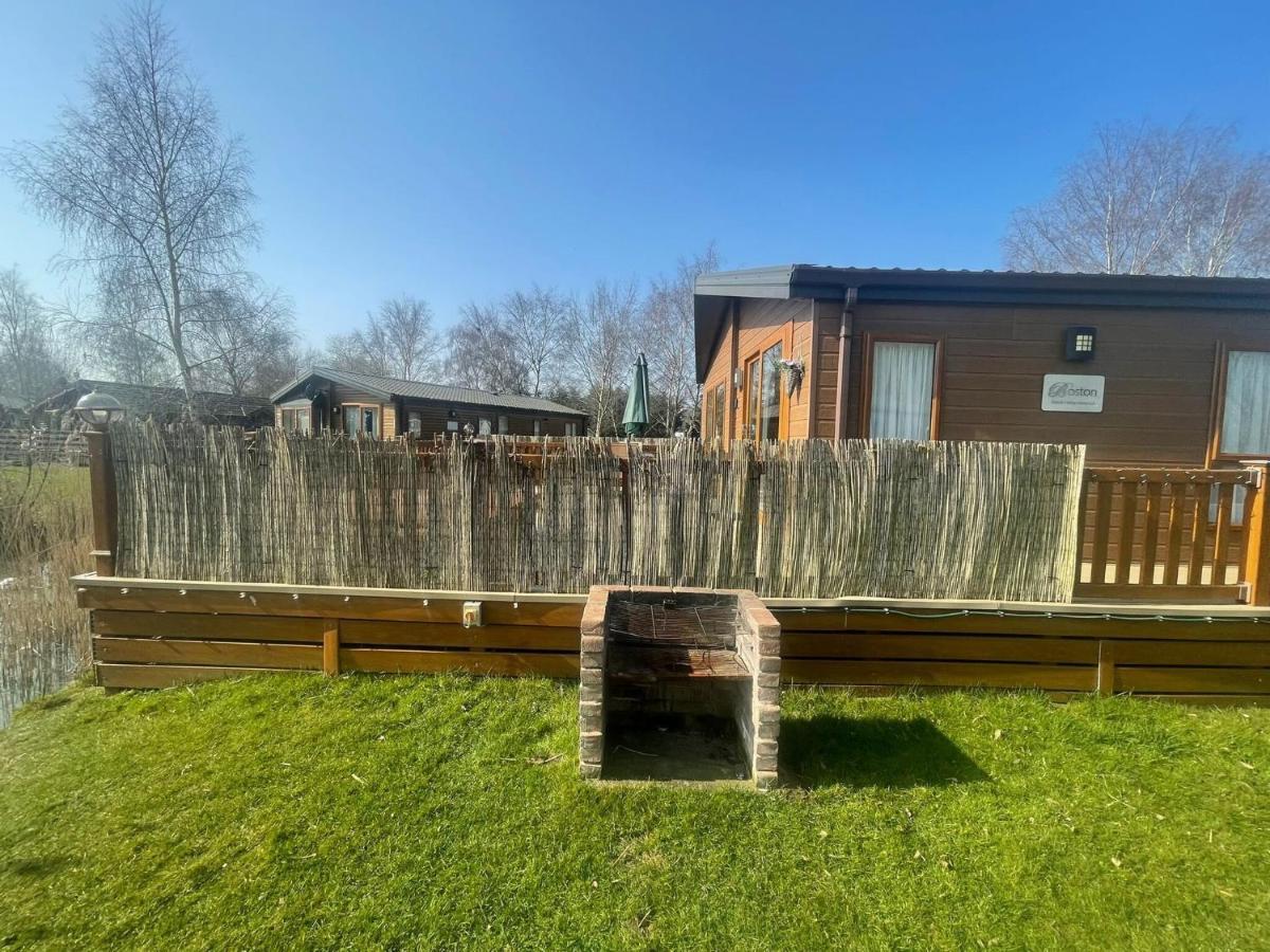 Luxury Lakeside Lodge L1 With Hot Tub Situated At Tattershall Lakes Country Park Kültér fotó