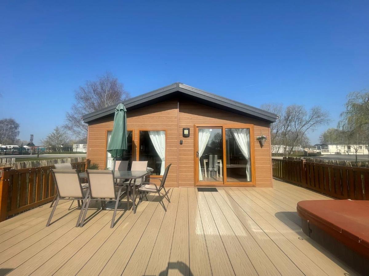 Luxury Lakeside Lodge L1 With Hot Tub Situated At Tattershall Lakes Country Park Kültér fotó