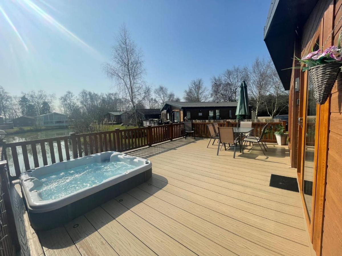 Luxury Lakeside Lodge L1 With Hot Tub Situated At Tattershall Lakes Country Park Kültér fotó