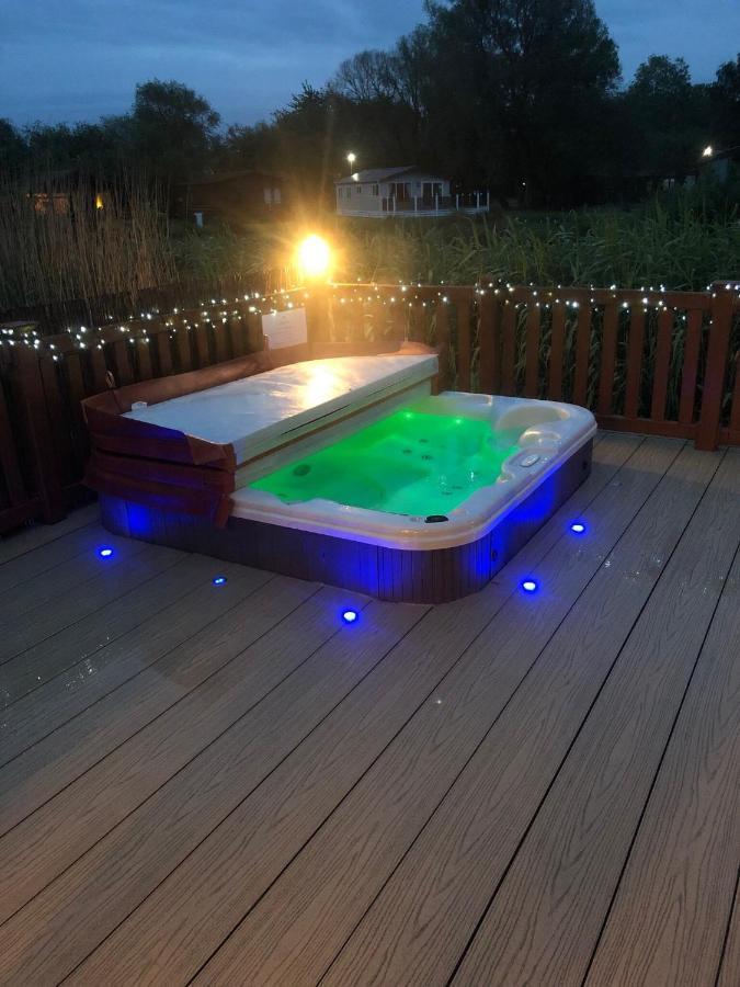 Luxury Lakeside Lodge L1 With Hot Tub Situated At Tattershall Lakes Country Park Kültér fotó