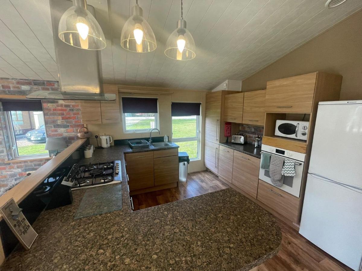 Luxury Lakeside Lodge L1 With Hot Tub Situated At Tattershall Lakes Country Park Kültér fotó