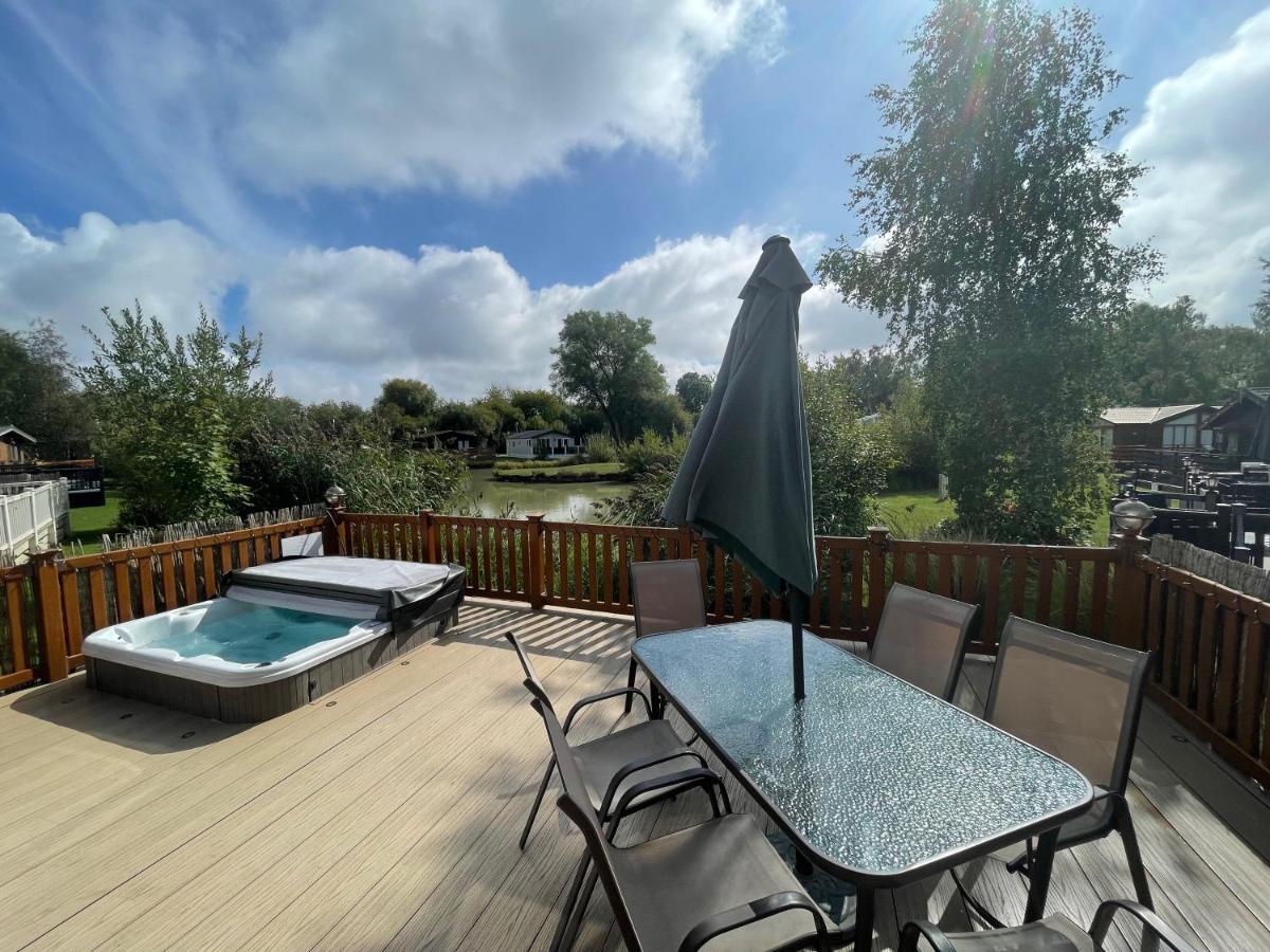 Luxury Lakeside Lodge L1 With Hot Tub Situated At Tattershall Lakes Country Park Kültér fotó