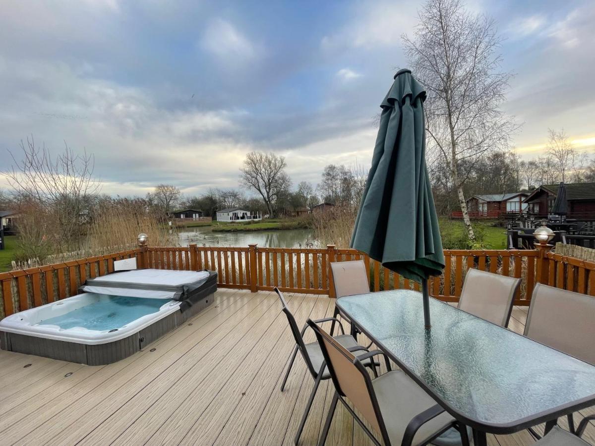 Luxury Lakeside Lodge L1 With Hot Tub Situated At Tattershall Lakes Country Park Kültér fotó