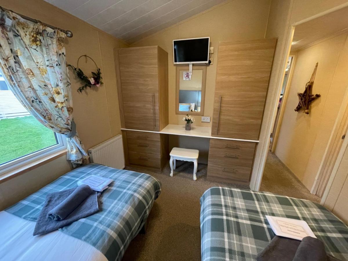Luxury Lakeside Lodge L1 With Hot Tub Situated At Tattershall Lakes Country Park Kültér fotó