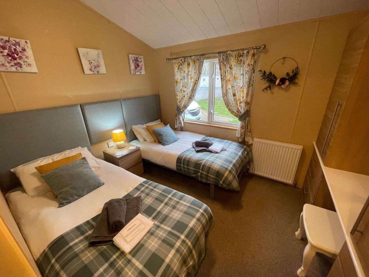Luxury Lakeside Lodge L1 With Hot Tub Situated At Tattershall Lakes Country Park Kültér fotó