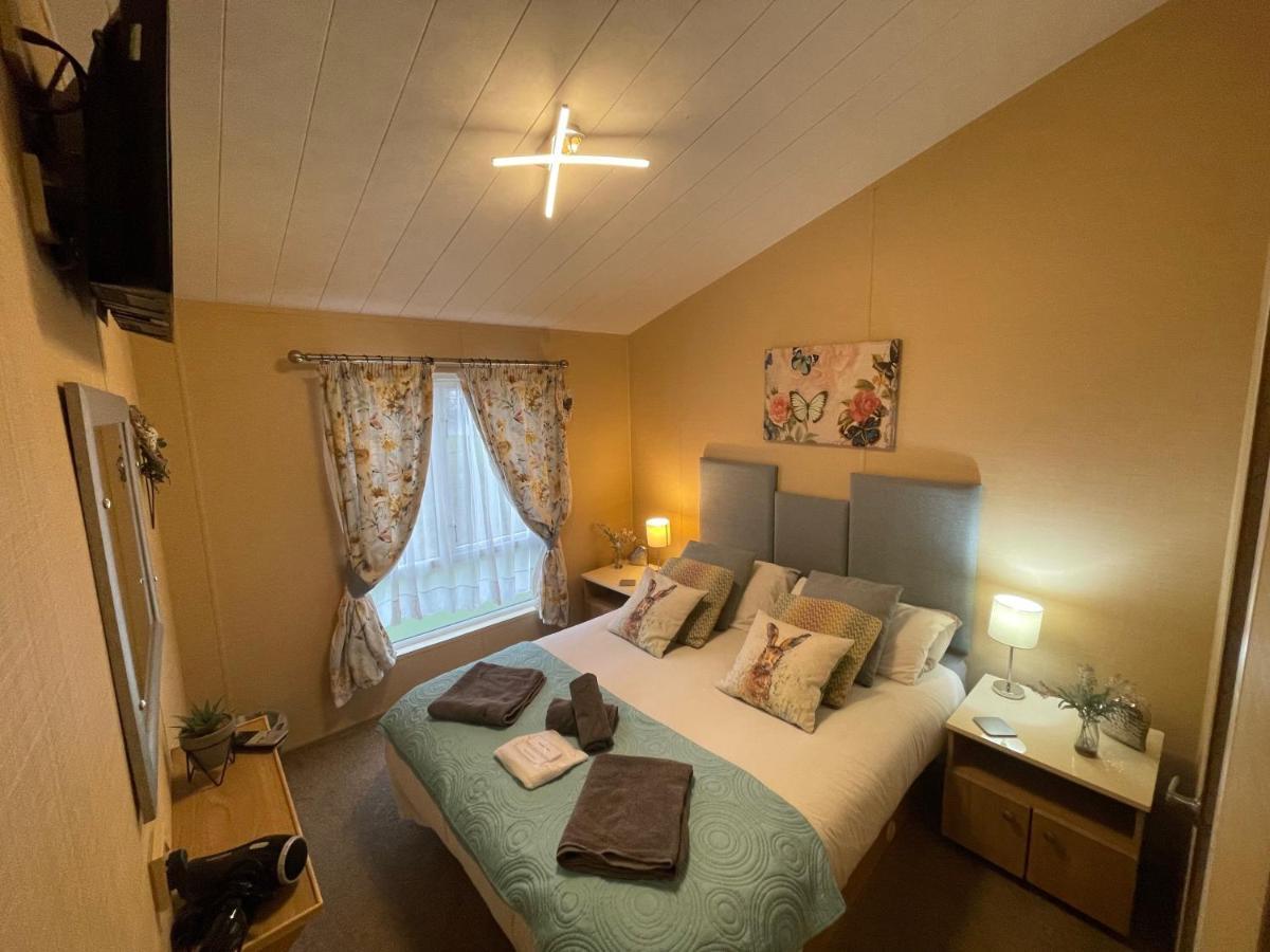 Luxury Lakeside Lodge L1 With Hot Tub Situated At Tattershall Lakes Country Park Kültér fotó
