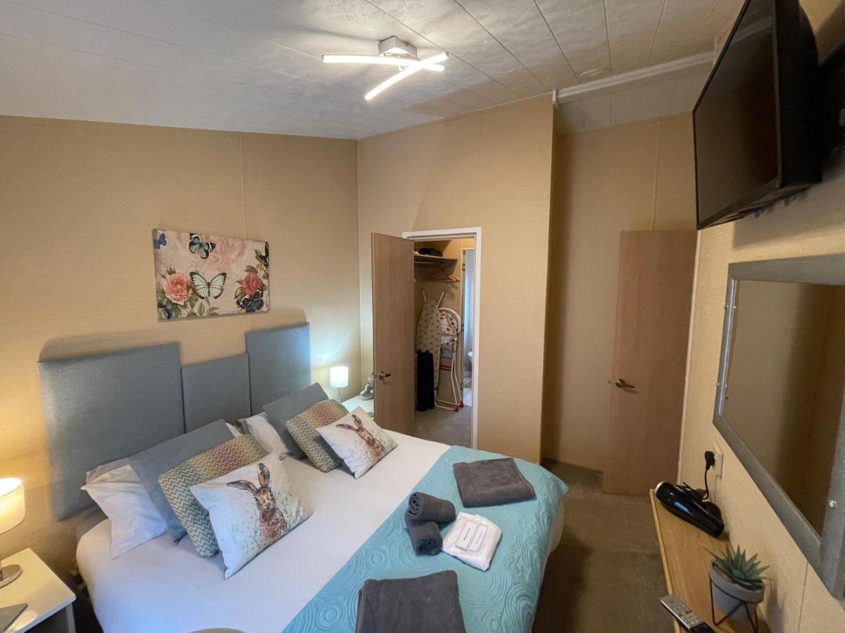 Luxury Lakeside Lodge L1 With Hot Tub Situated At Tattershall Lakes Country Park Kültér fotó