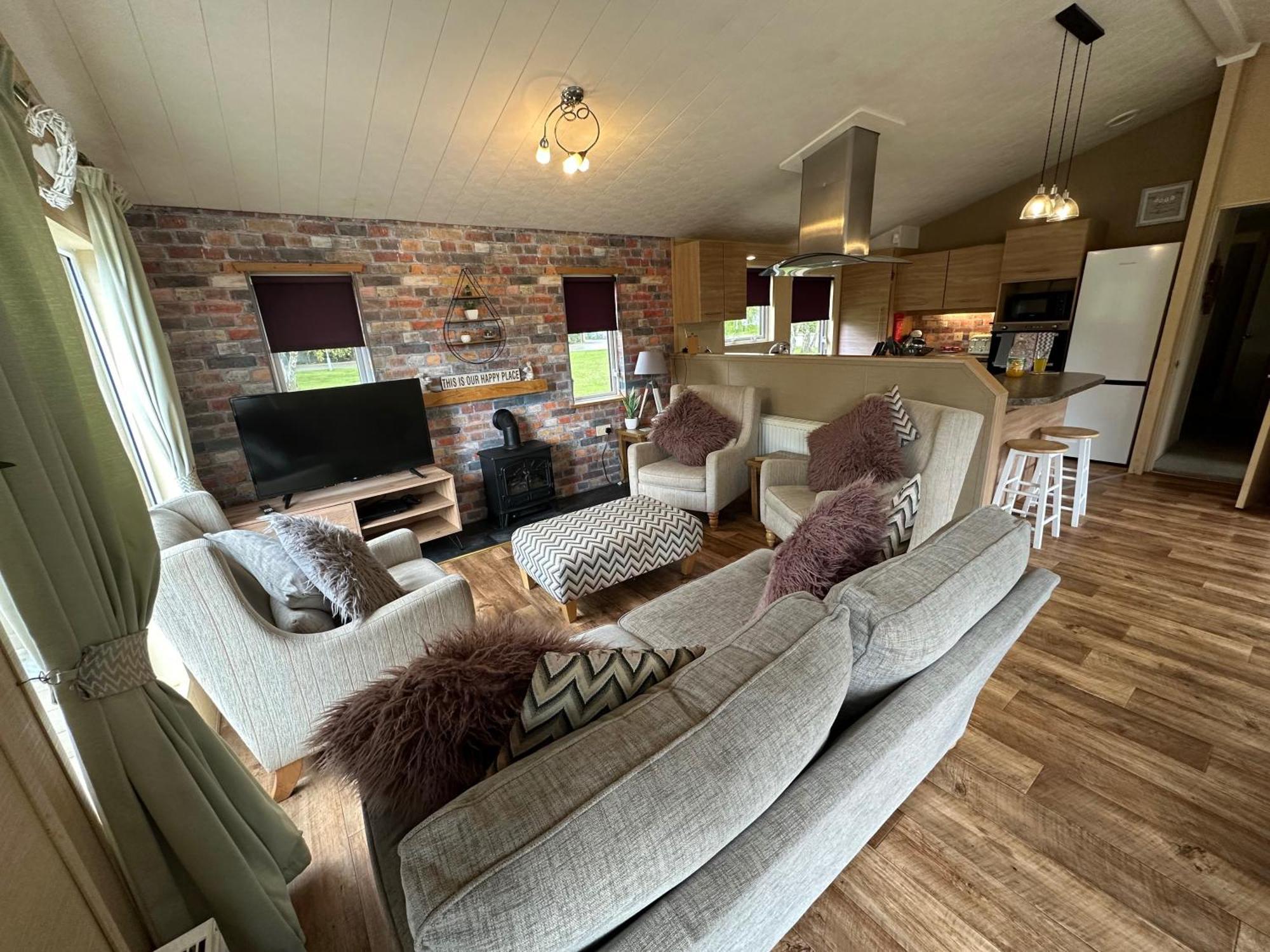 Luxury Lakeside Lodge L1 With Hot Tub Situated At Tattershall Lakes Country Park Kültér fotó