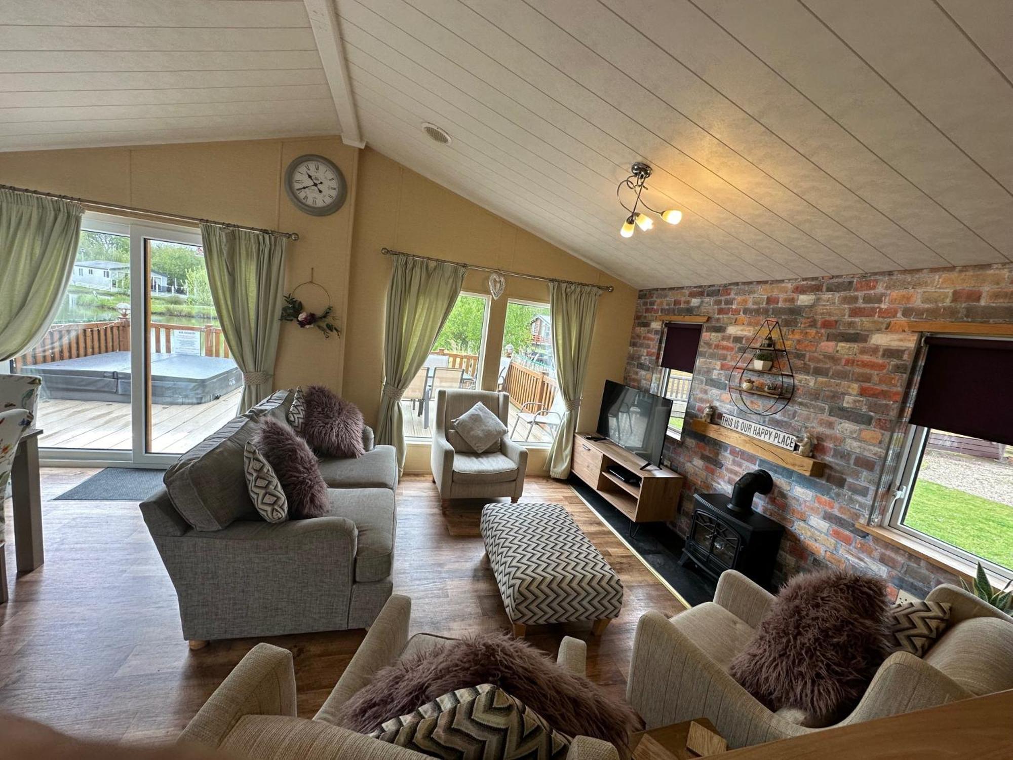 Luxury Lakeside Lodge L1 With Hot Tub Situated At Tattershall Lakes Country Park Kültér fotó